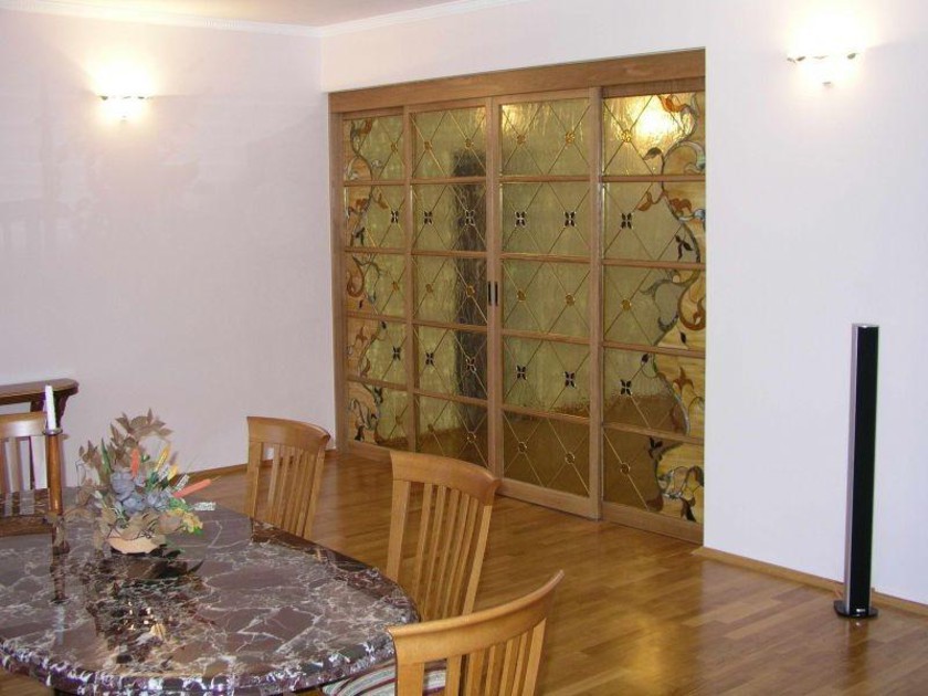 Перегородка для гостиной с цветным стеклом и декоративными вставками Севастополь