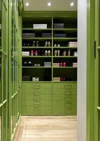 Г-образная гардеробная комната в зеленом цвете Севастополь