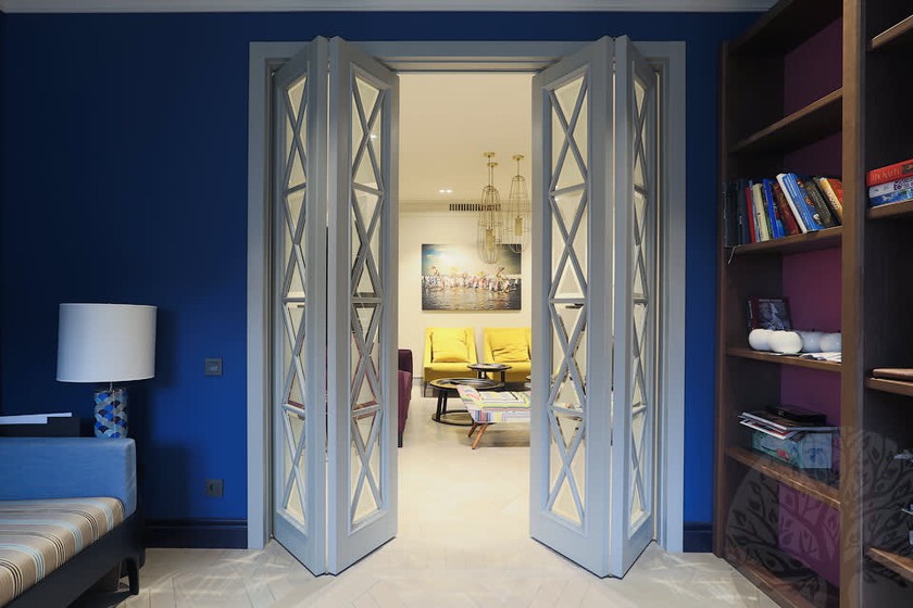 Двери гармошка  для гостиной со стеклами с разделителями Севастополь