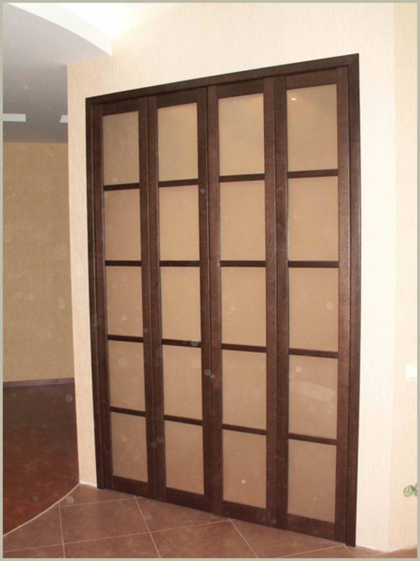 Двери гармошка с матовым стеклом и накладными разделителями Севастополь