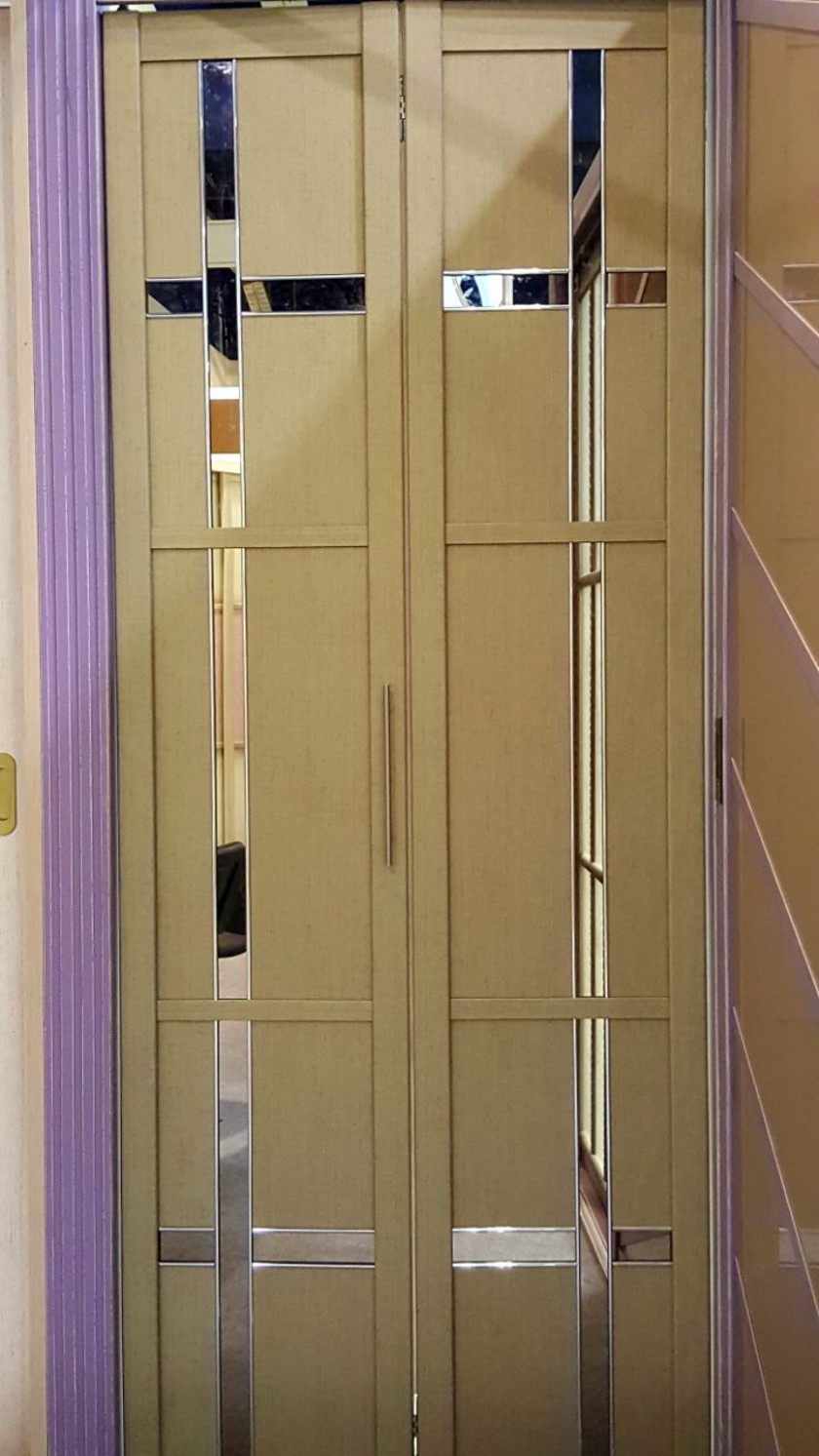 Двери гармошка шпонированные с зеркальным декором Севастополь