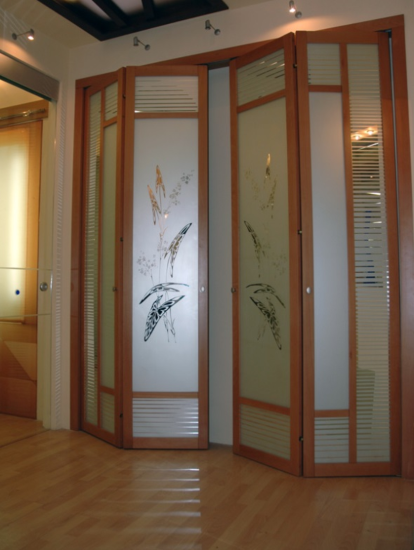 Широкие двери гармошка с матовым стеклом и рисунком Севастополь