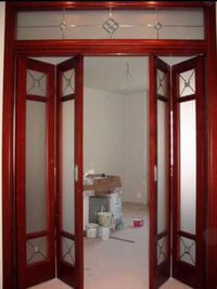 Дверь гармошка с декоративными стеклянными вставками Севастополь